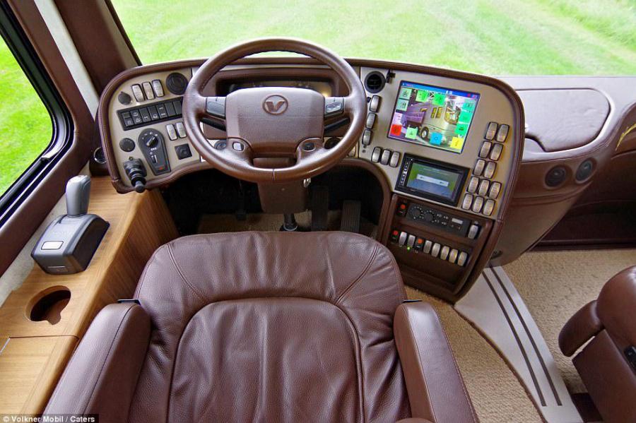 Χωράει 3 οικογένειες , έχει ιδιωτικό γκαράζ και το εσωτερικό του είναι πιο πολυτελές από πεντάστερο ξενοδοχείο στη Νέα Υόρκη