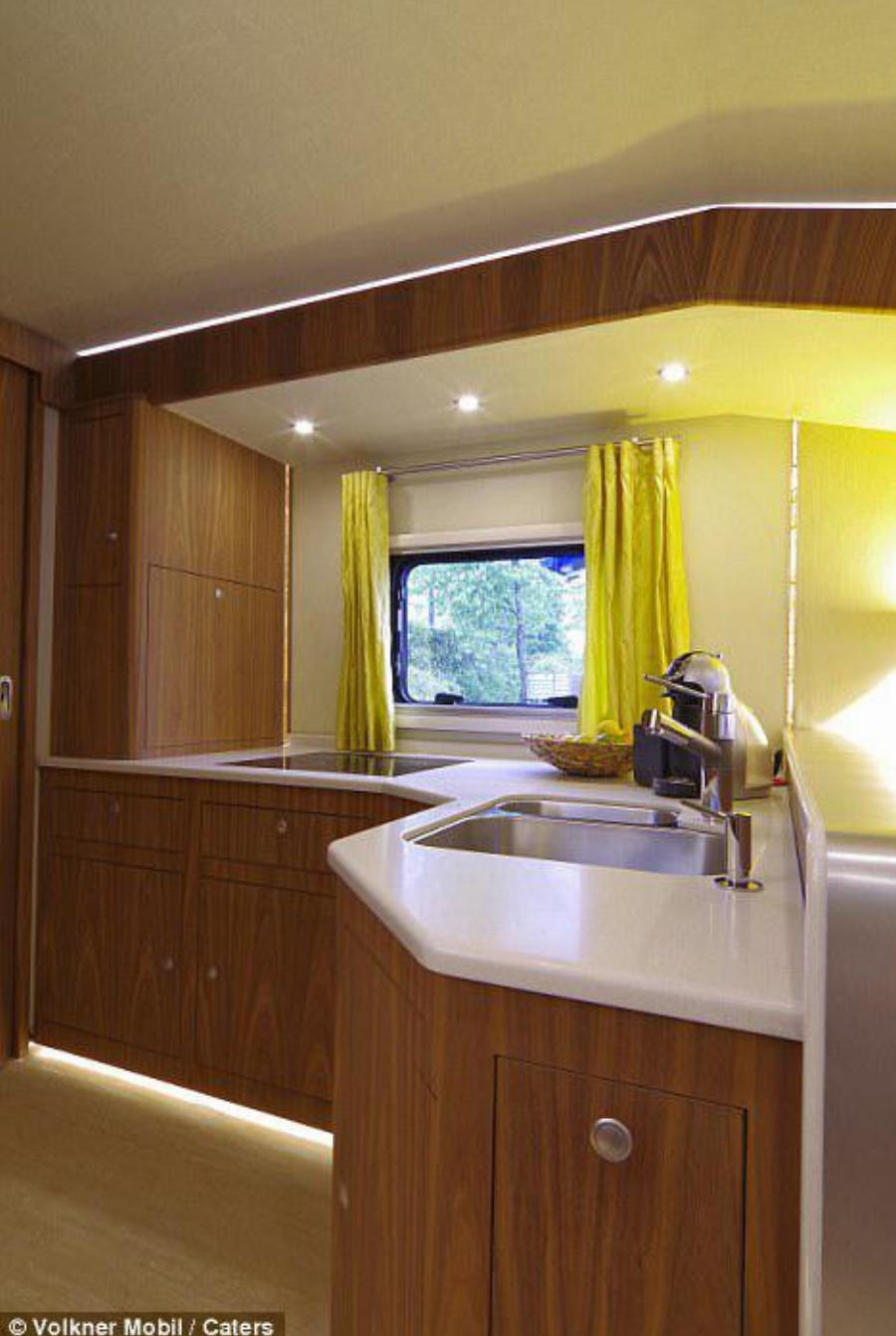 Χωράει 3 οικογένειες , έχει ιδιωτικό γκαράζ και το εσωτερικό του είναι πιο πολυτελές από πεντάστερο ξενοδοχείο στη Νέα Υόρκη