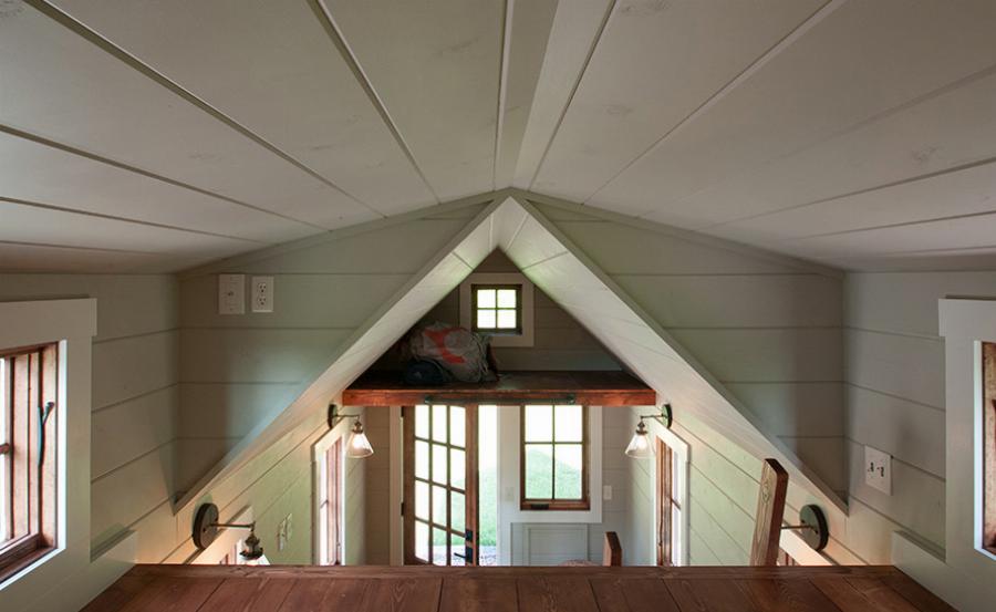 Χωράει 6 άτομα, είναι 14τμ, έχει ρόδες για να πάει παντού, κοστίζει 21.000 ευρώ και το εσωτερικό του είναι πολυτελείας