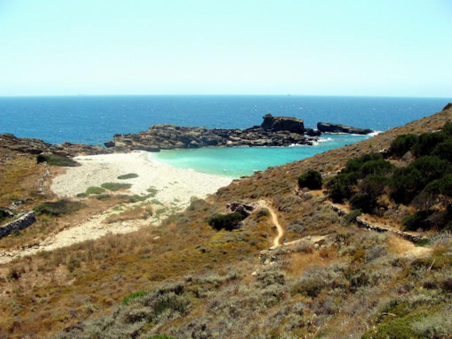 5 κρυφές παραλίες στην Πελοπόννησο για να απολαύσεις το μπάνιο σου χωρίς πολυκοσμία σε καταγάλανα νερά