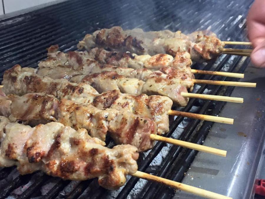 Καλύτερο καλαμάκι της Αθήνας: Θα το βρείτε στο “Χρηστάρα” και τη μυστική συνταγή την έχει μόνο ο ψήστης