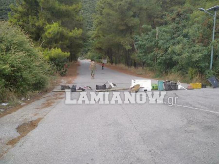 Θερμοπύλες πρόσφυγες: Καθιστική διαμαρτυρία προσφύγων στο δρόμο – «Θέλουμε τα δικαιώματά μας»