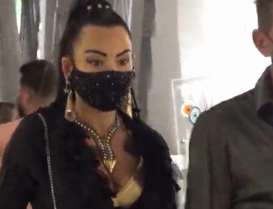 Μύκονος μάσκες: Όλες οι γυναίκες με μάσκες στα Ματογιάννια – Δείτε τις μάσκες υπερπαραγωγή που φοράνε