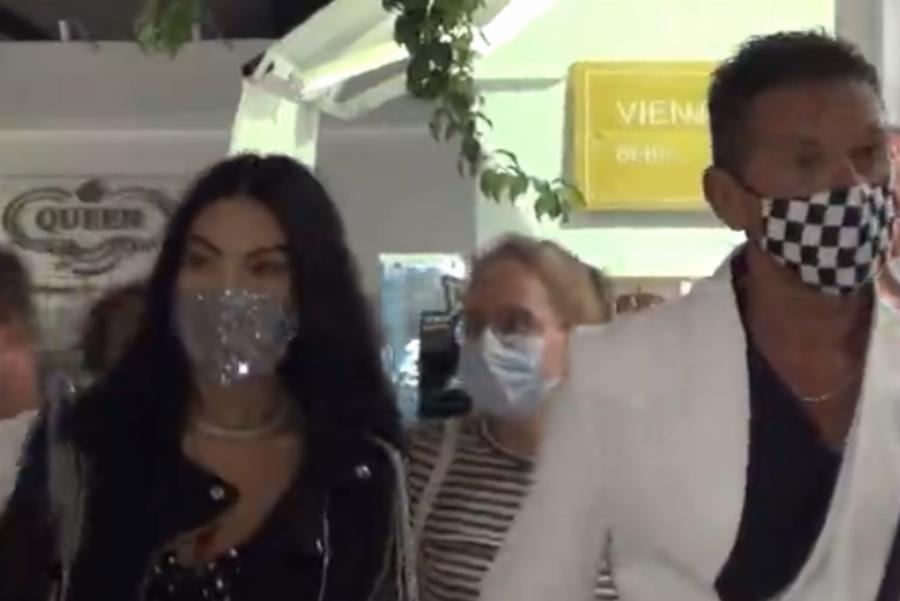 Μύκονος μάσκες: Όλες οι γυναίκες με μάσκες στα Ματογιάννια – Δείτε τις μάσκες υπερπαραγωγή που φοράνε