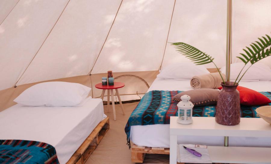Glamping: Θα τη βρέιτε μόλις 2 ώρες από την Αθήνα και είναι καινούρια παγκόσμια τάση στο καμπινγκ