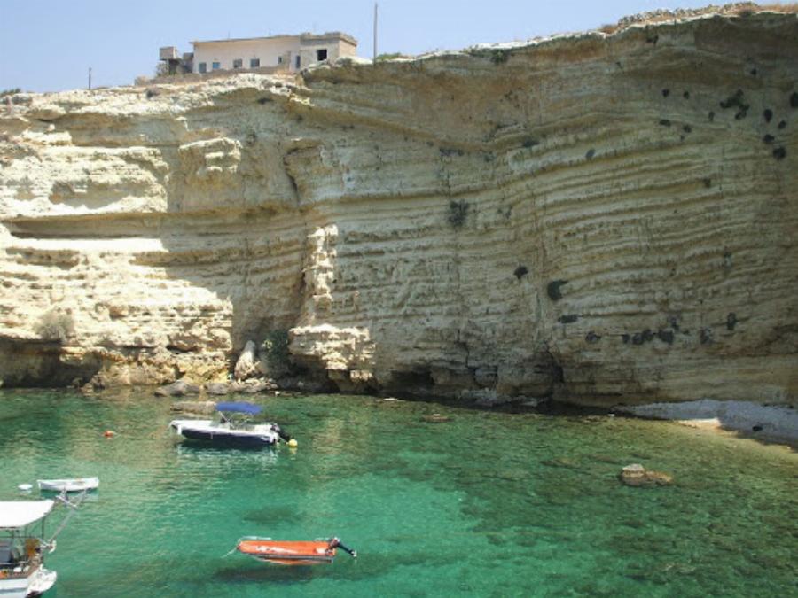 Κρυμμένη κάτω από τη Μονεμβασιά, με εξωτικά νερά, κρυφές σπηλιές για τα ζευγάρια, η πιο πριβέ παραλία της Ελλάδας