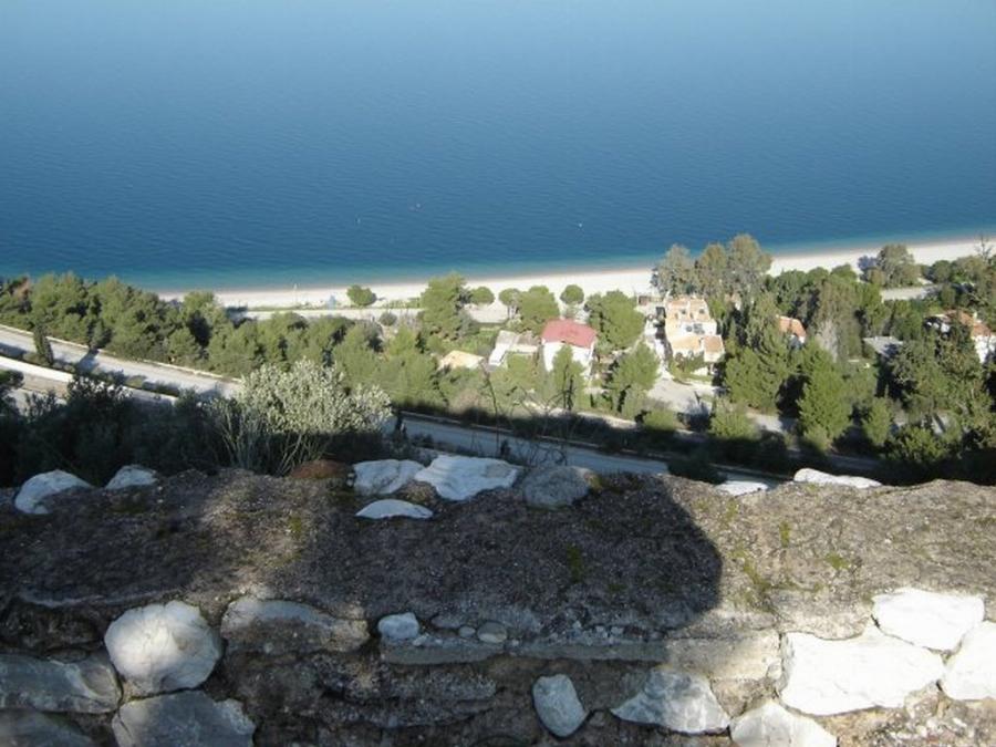 Απέχει 60χλμ από την Πάτρα, έχει γαλάζια νερά με βότσαλο και φθηνές ταβέρνες και οι Πατρινοί την κρατάνε μυστικό