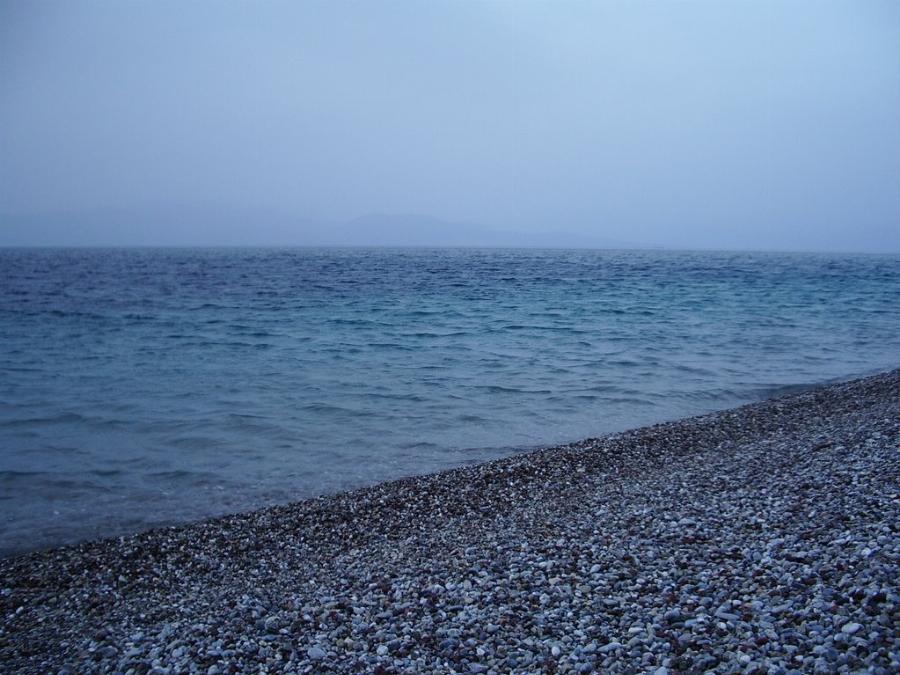 Απέχει 60χλμ από την Πάτρα, έχει γαλάζια νερά με βότσαλο και φθηνές ταβέρνες και οι Πατρινοί την κρατάνε μυστικό