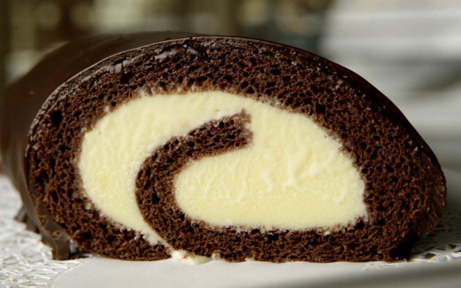 Ρολό παγωτό με κέικ: Συνταγή για δροσερό τυλιχτό παγωτάκι με παντεσπάνι