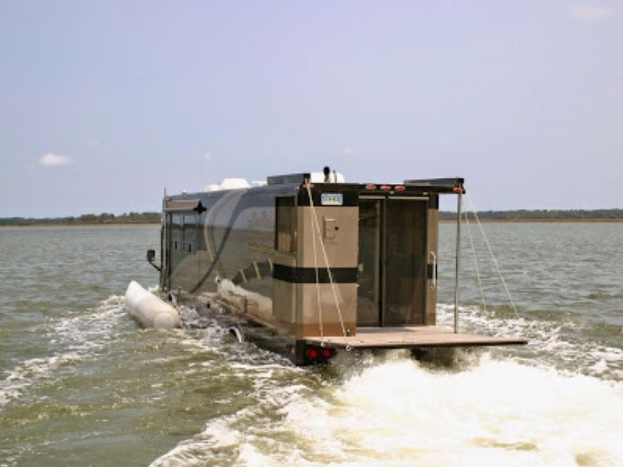 Αμφίβιο τροχόσπιτο: Μπαίνει ολόκληρο μέσα στο νερό και πηγαίνει με 135χλμ στη στεριά και 13χλμ στη θάλασσα