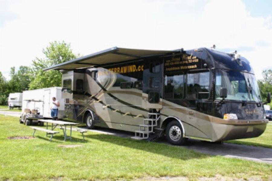 Αμφίβιο τροχόσπιτο: Μπαίνει ολόκληρο μέσα στο νερό και πηγαίνει με 135χλμ στη στεριά και 13χλμ στη θάλασσα