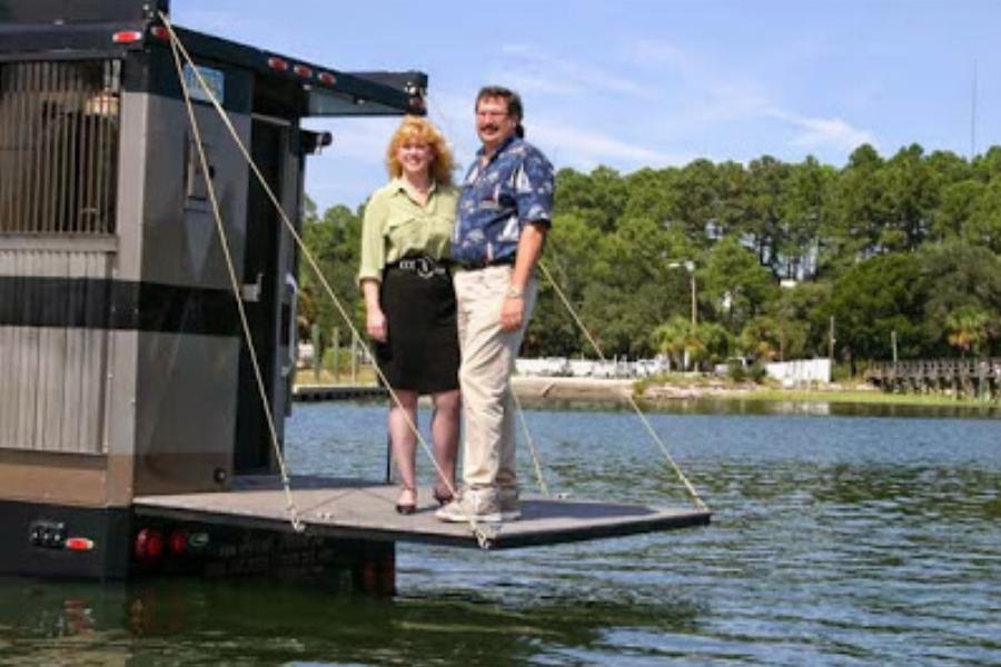 Αμφίβιο τροχόσπιτο: Μπαίνει ολόκληρο μέσα στο νερό και πηγαίνει με 135χλμ στη στεριά και 13χλμ στη θάλασσα