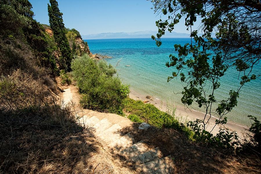 5 κρυφές παραλίες στην Πελοπόννησο για να απολαύσεις το μπάνιο σου χωρίς πολυκοσμία σε καταγάλανα νερά