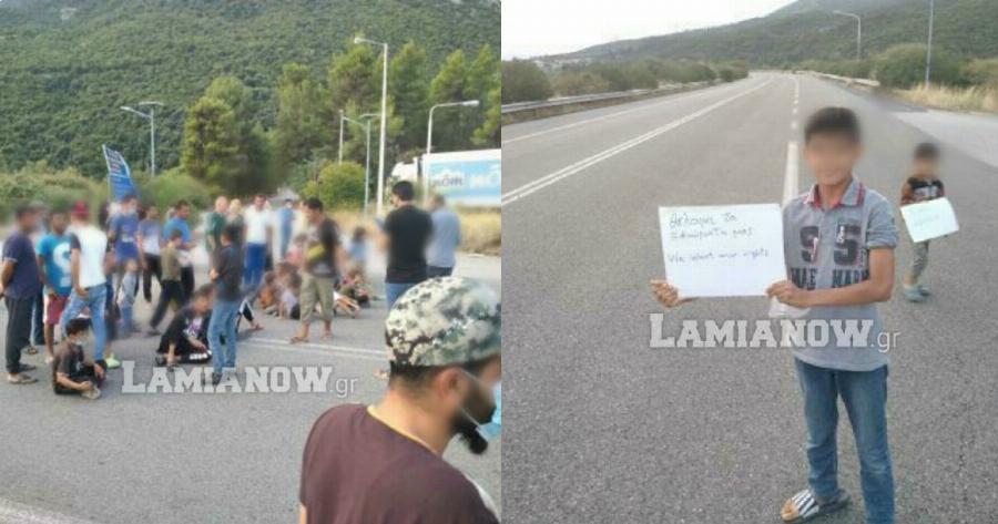 Θερμοπύλες πρόσφυγες: Καθιστική διαμαρτυρία προσφύγων στο δρόμο – «Θέλουμε τα δικαιώματά μας»