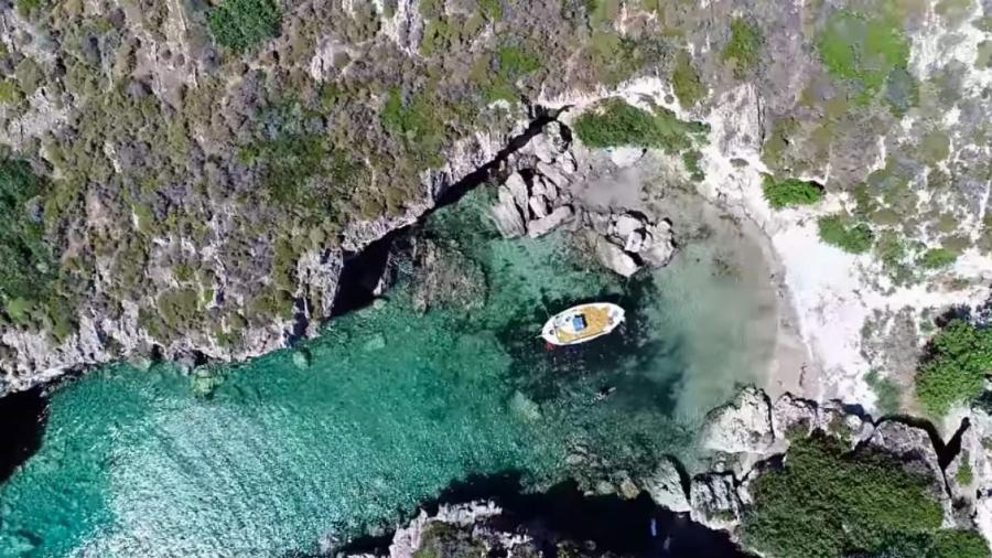 Κρυμμένη κάτω από τη Μονεμβασιά, με εξωτικά νερά, κρυφές σπηλιές για τα ζευγάρια, η πιο πριβέ παραλία της Ελλάδας