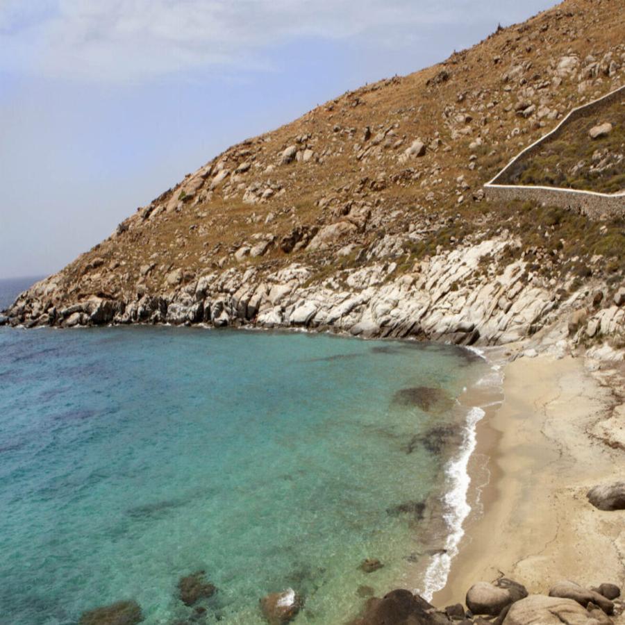 Κρυμμένη κάτω από τη Μονεμβασιά, με εξωτικά νερά, κρυφές σπηλιές για τα ζευγάρια, η πιο πριβέ παραλία της Ελλάδας