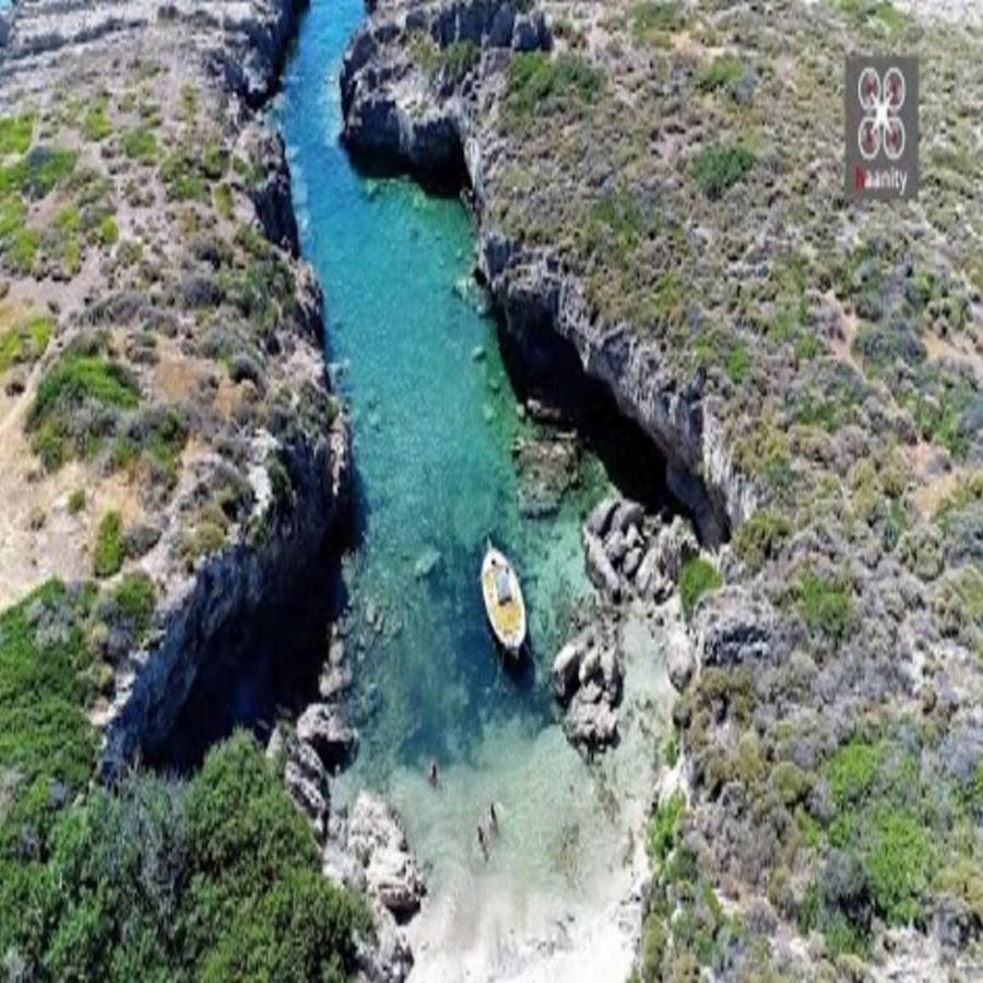 Κρυμμένη κάτω από τη Μονεμβασιά, με εξωτικά νερά, κρυφές σπηλιές για τα ζευγάρια, η πιο πριβέ παραλία της Ελλάδας