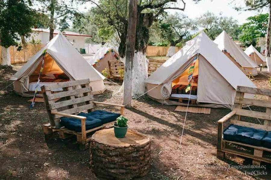 Glamping: Θα τη βρέιτε μόλις 2 ώρες από την Αθήνα και είναι καινούρια παγκόσμια τάση στο καμπινγκ