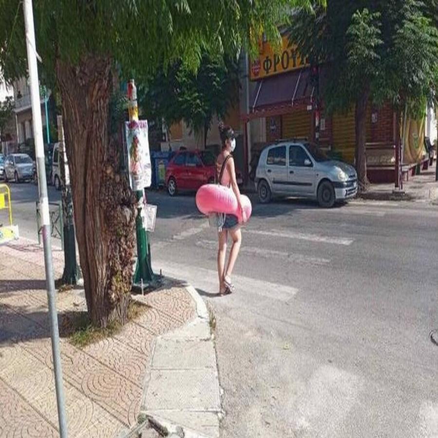 Πάτρα: Απίστευτο περιστατικό σε κεντρική πλατεία – Περπατούσε στο δρόμο φορώντας σωσίβιο στη μέση ( Εικόνα )