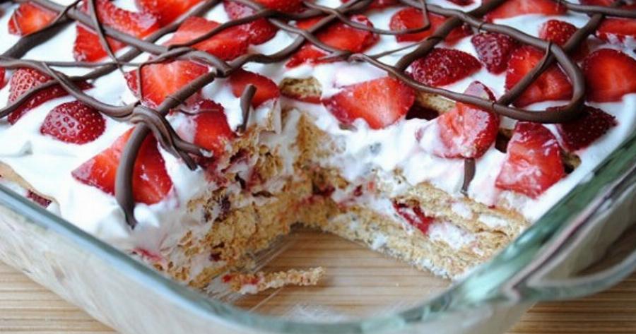 Μπισκοτογλυκό ψυγείου με φράουλες που μπορείς να το φτιάξει ο καθένας σε ελάχιστα λεπτά