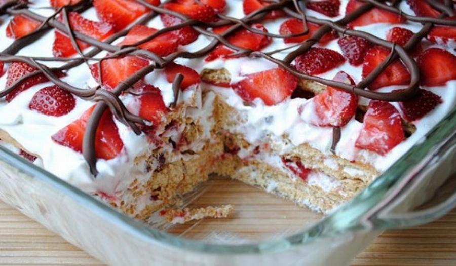 Μπισκοτογλυκό ψυγείου με φράουλες που μπορείς να το φτιάξει ο καθένας σε ελάχιστα λεπτά