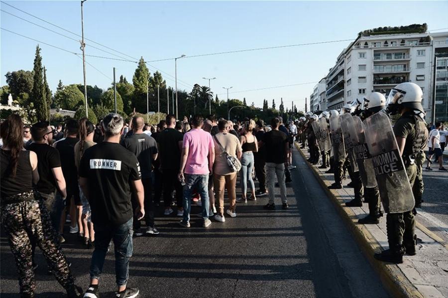 Διαμαρτυρία έξω από τη Βουλή για το κλείσιμο των νυχτερινών κέντρων τα μεσάνυχτα – Πόσος κόσμος μαζεύτηκε