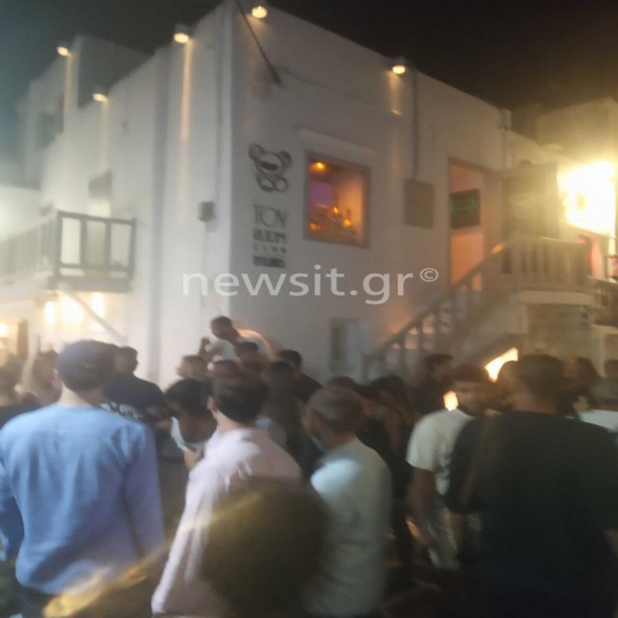 Μύκονος, σε… δικό τους κόσμο: Όρθιοι και ο ένας πάνω στον άλλον σε μπαρ