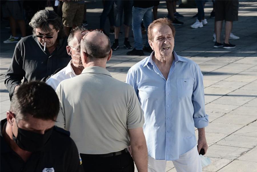 Διαμαρτυρία έξω από τη Βουλή για το κλείσιμο των νυχτερινών κέντρων τα μεσάνυχτα – Πόσος κόσμος μαζεύτηκε