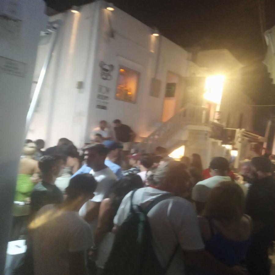 Μύκονος, σε… δικό τους κόσμο: Όρθιοι και ο ένας πάνω στον άλλον σε μπαρ