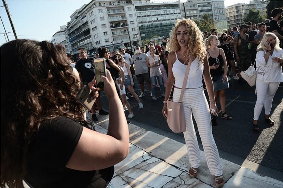 Διαμαρτυρία έξω από τη Βουλή για το κλείσιμο των νυχτερινών κέντρων τα μεσάνυχτα – Πόσος κόσμος μαζεύτηκε