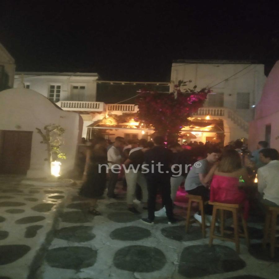 Μύκονος, σε… δικό τους κόσμο: Όρθιοι και ο ένας πάνω στον άλλον σε μπαρ