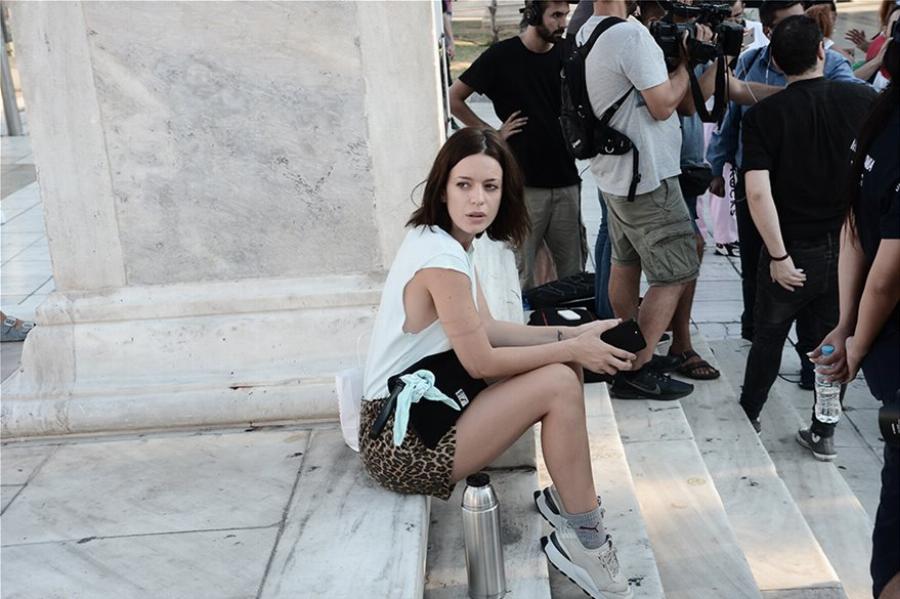 Διαμαρτυρία έξω από τη Βουλή για το κλείσιμο των νυχτερινών κέντρων τα μεσάνυχτα – Πόσος κόσμος μαζεύτηκε