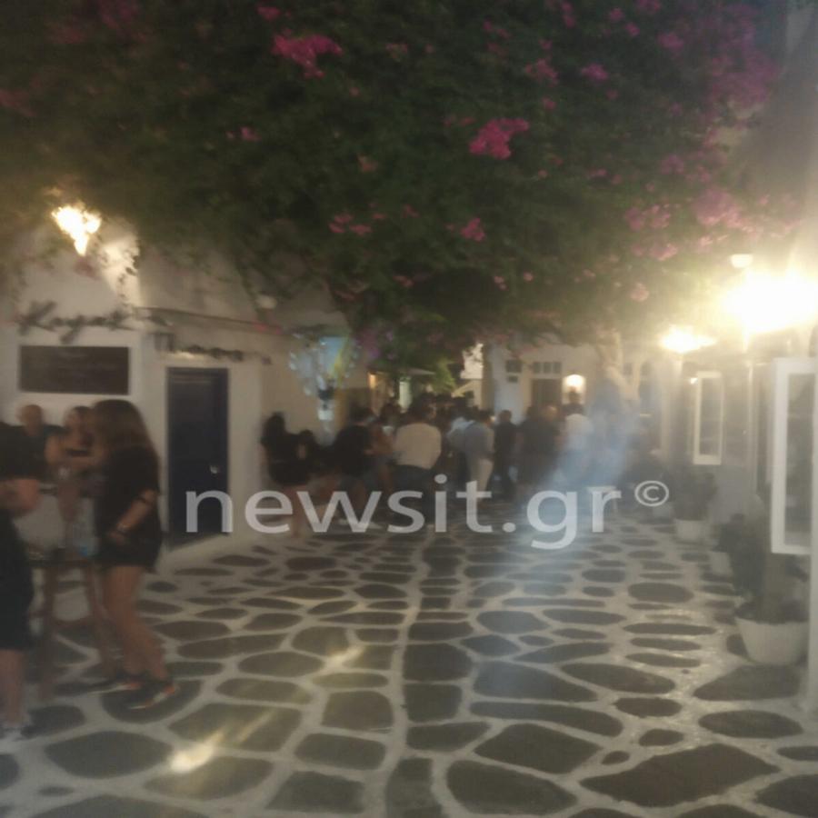 Μύκονος, σε… δικό τους κόσμο: Όρθιοι και ο ένας πάνω στον άλλον σε μπαρ