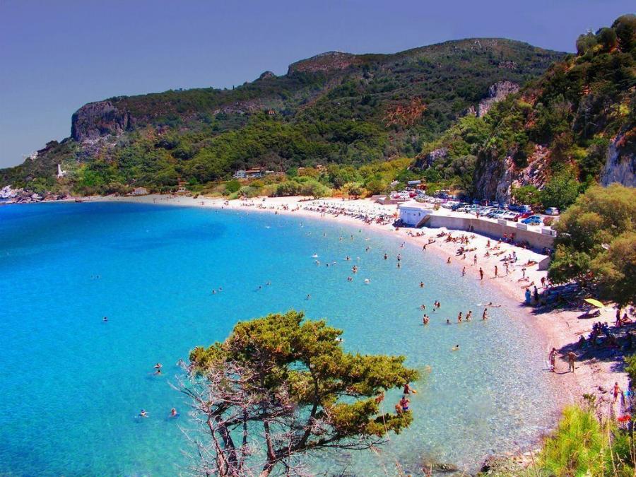 Είναι πανέμορφη φυσική παραλία, δεν πληρώνεις είσοδο, είναι γεμάτη φαράγγια και καταρράκτες και όμως ονομάζεται Ποτάμι