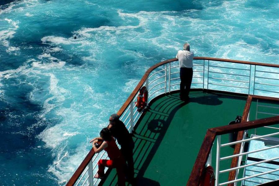 24χρονη με κορονοϊό που γνώριζε ότι ήταν θετική, πήρε το πλοίο για να πάει διακοπές στη Σαντορίνη – Όλες οι λεπτομέρειες