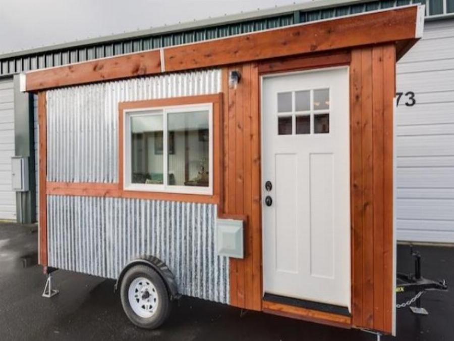 Είναι 10 τετραγωνικά, παέι όπου θες, είναι ευρύχωρο, δεν θέλει άδεια έχει κρυφούς χώρους, και κοστίζει όσο ένα σκούτερ