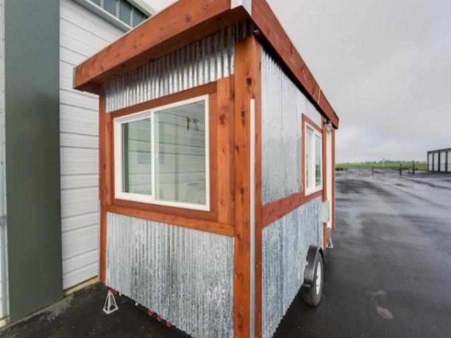 Είναι 10 τετραγωνικά, παέι όπου θες, είναι ευρύχωρο, δεν θέλει άδεια έχει κρυφούς χώρους, και κοστίζει όσο ένα σκούτερ