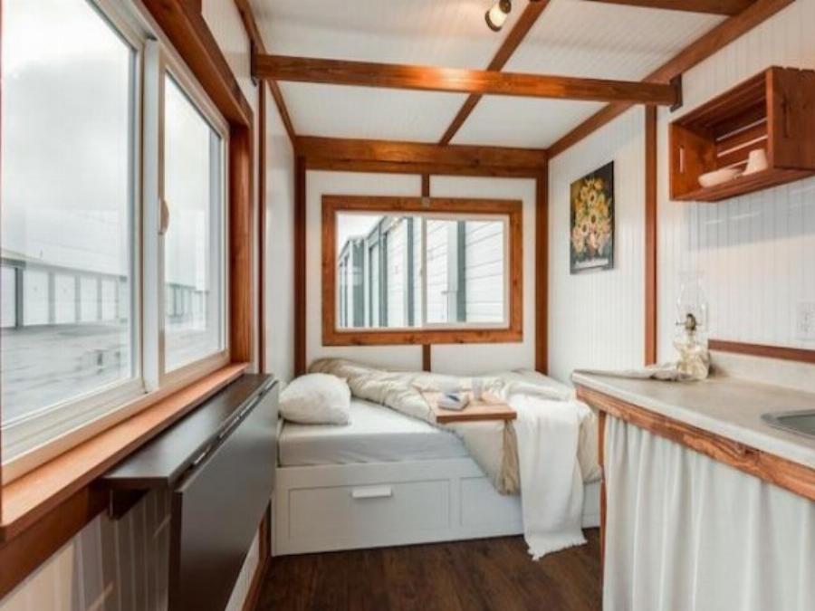 Είναι 10 τετραγωνικά, παέι όπου θες, είναι ευρύχωρο, δεν θέλει άδεια έχει κρυφούς χώρους, και κοστίζει όσο ένα σκούτερ