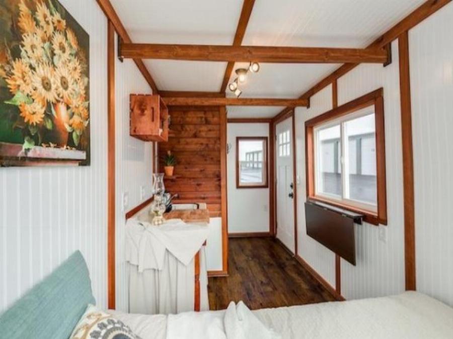 Είναι 10 τετραγωνικά, παέι όπου θες, είναι ευρύχωρο, δεν θέλει άδεια έχει κρυφούς χώρους, και κοστίζει όσο ένα σκούτερ