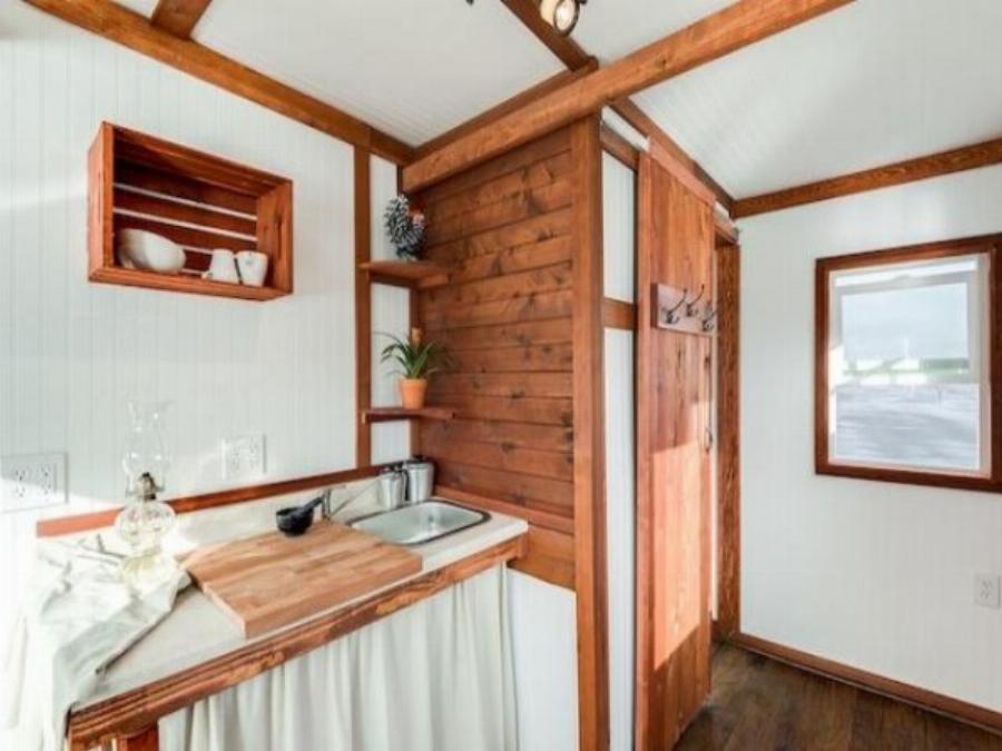 Είναι 10 τετραγωνικά, παέι όπου θες, είναι ευρύχωρο, δεν θέλει άδεια έχει κρυφούς χώρους, και κοστίζει όσο ένα σκούτερ