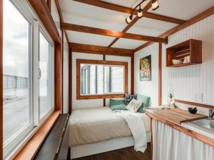 Είναι 10 τετραγωνικά, παέι όπου θες, είναι ευρύχωρο, δεν θέλει άδεια έχει κρυφούς χώρους, και κοστίζει όσο ένα σκούτερ