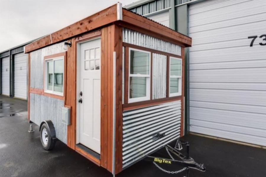 Είναι 10 τετραγωνικά, παέι όπου θες, είναι ευρύχωρο, δεν θέλει άδεια έχει κρυφούς χώρους, και κοστίζει όσο ένα σκούτερ