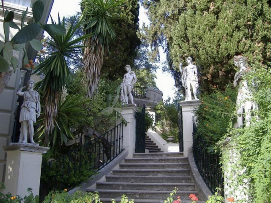 Αχίλλειο στην Κέρκυρα: Ανάκτορο βγαλμένο από το ομορφότερο παραμύθι – Μαγικές εικόνες