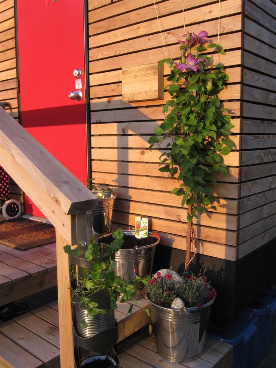 Είναι 58τμ, εντυπωσιακό παρά το μέγεθός του, απίστευτα λειτουργικό, και κοστίζει μόλις έναν ετήσιο μισθό