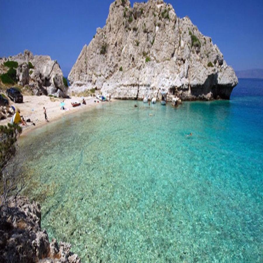 90′ από την Αθήνα, καλά κρυμμένη από τον κόσμο, χωρίς ξαπλώστες και πληρωμή, και χωρίς πολυκοσμία για μπάνιο με ασφάλεια