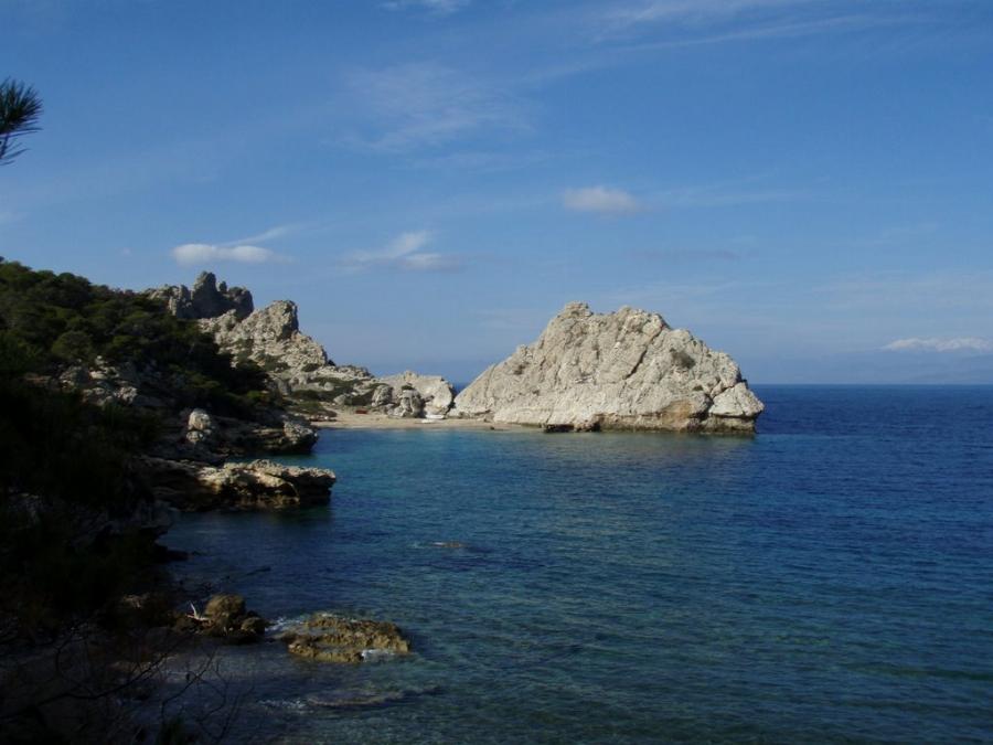 90′ από την Αθήνα, καλά κρυμμένη από τον κόσμο, χωρίς ξαπλώστες και πληρωμή, και χωρίς πολυκοσμία για μπάνιο με ασφάλεια