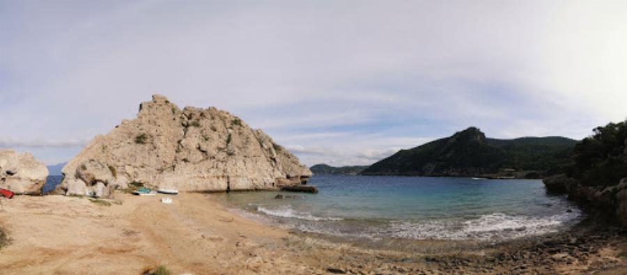 90′ από την Αθήνα, καλά κρυμμένη από τον κόσμο, χωρίς ξαπλώστες και πληρωμή, και χωρίς πολυκοσμία για μπάνιο με ασφάλεια