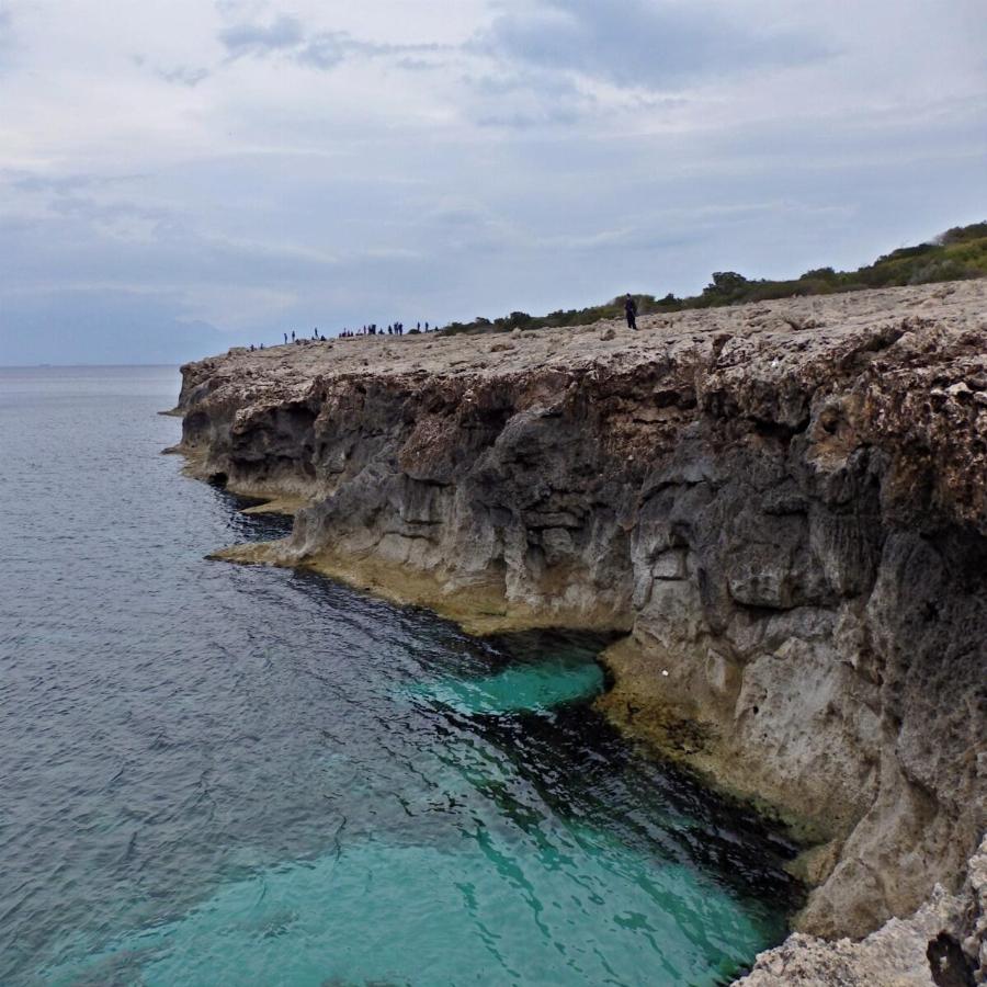 90′ από την Αθήνα, καλά κρυμμένη από τον κόσμο, χωρίς ξαπλώστες και πληρωμή, και χωρίς πολυκοσμία για μπάνιο με ασφάλεια