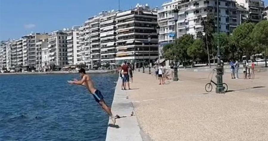 Παραλία Λευκού Πύργου: Παιχνίδια με βουτιές στην παραλία του Λευκού Πύργου στη Θεσσαλονίκη από παρέα νεαρών (Βίντεο)