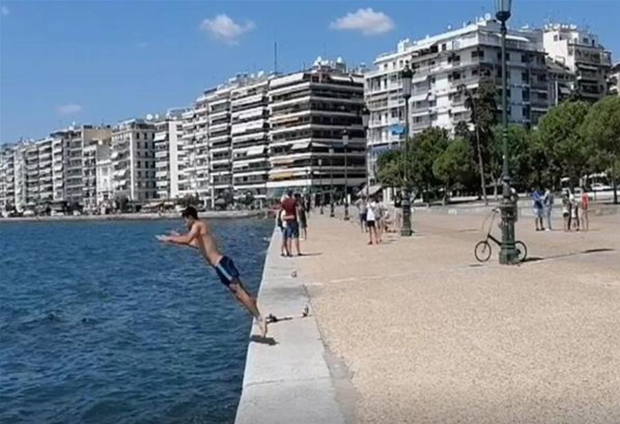 Παραλία Λευκού Πύργου: Παιχνίδια με βουτιές στην παραλία του Λευκού Πύργου στη Θεσσαλονίκη από παρέα νεαρών (Βίντεο)